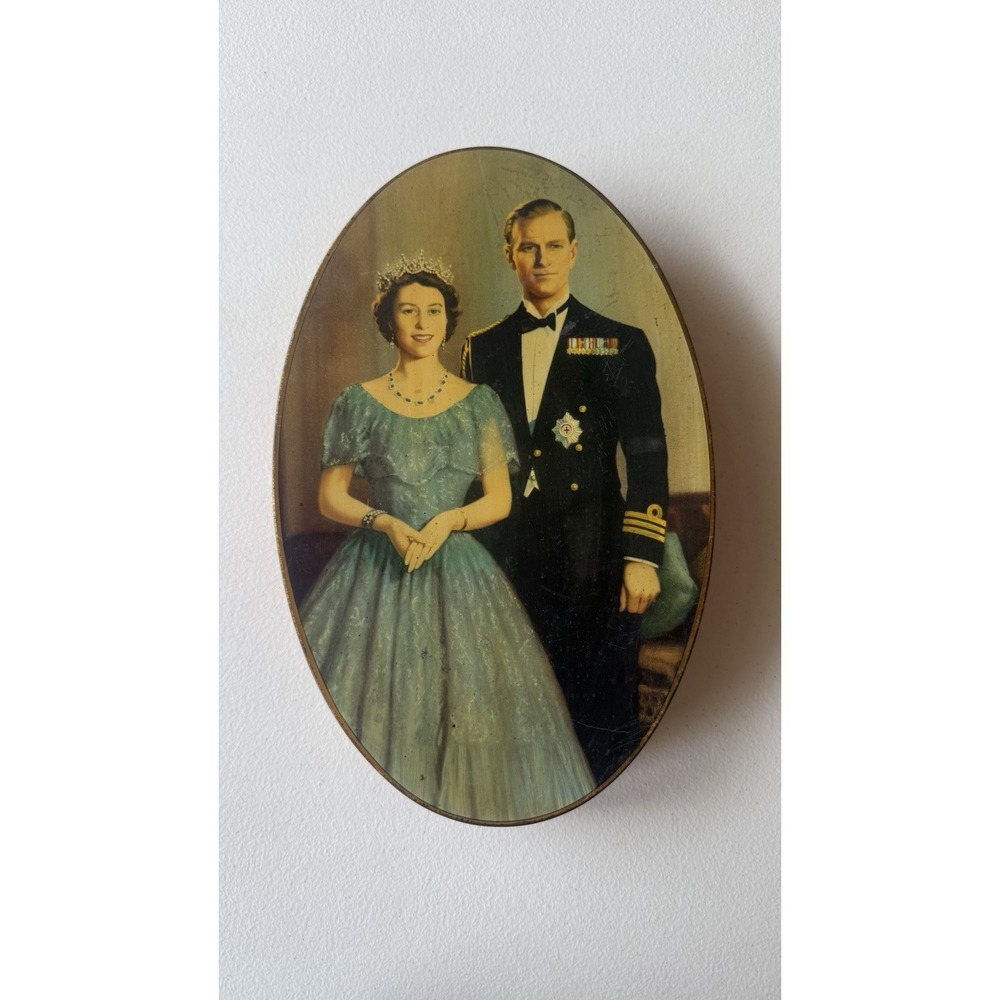 Vtg Coronation Queen Elizabeth II 1953 Cookie Tin (Carr's of Carlisle England)‎